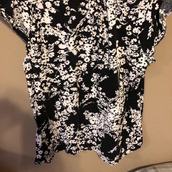 Beautiful black and white top 🌷 - Picture 3 of 5